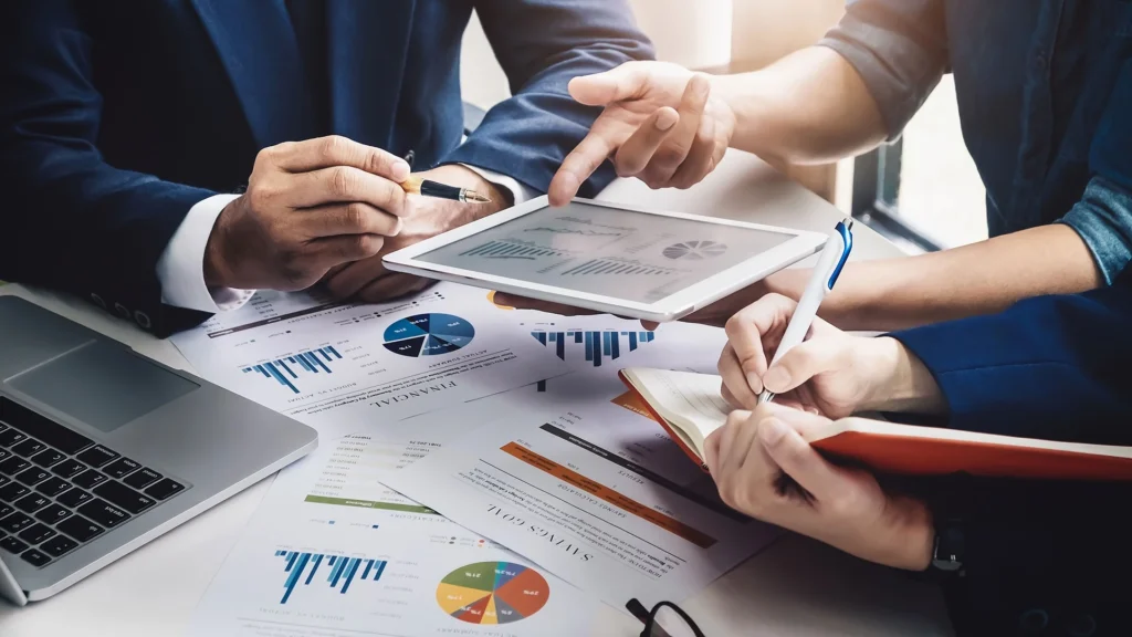 Personnes qui donnent des conseils autour d'une table